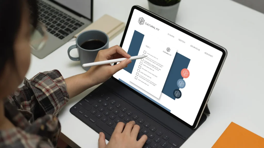 Mladi profesionalci ispunjavaju Cultural Fit test na laptopu (karijerno savetovanje online)